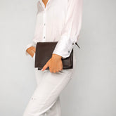 Pocket large in pelle martellata marrone prodotta da Pianigiani bags